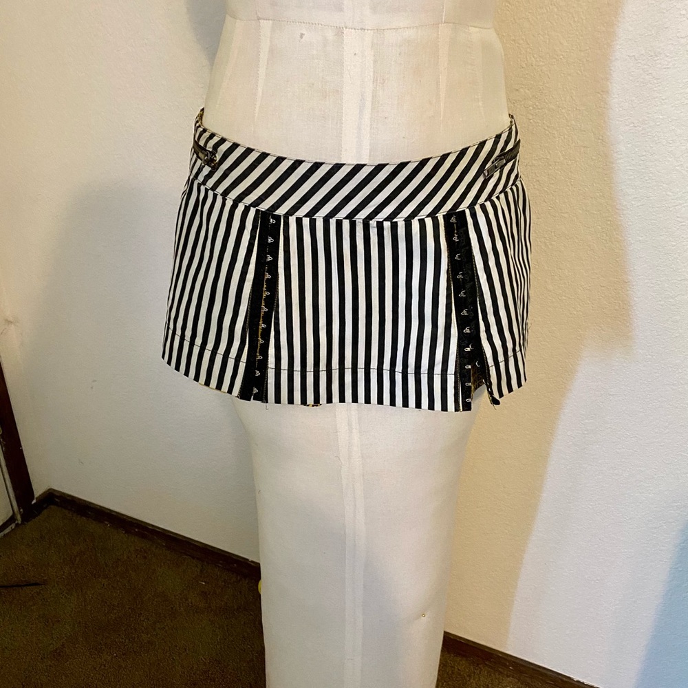 Lip service “trash mouth cutie” black/white